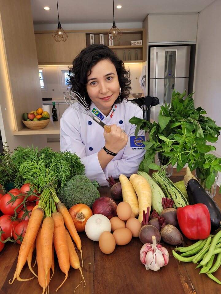 Cinthia Rufino durante sua formação em gastronomia, junto a alimentos naturais
