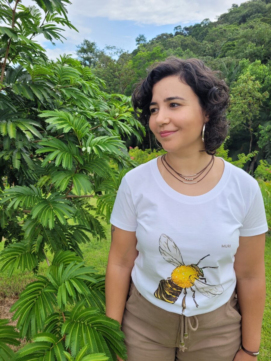 Retrato de Cinthia Rufino em meio à natureza