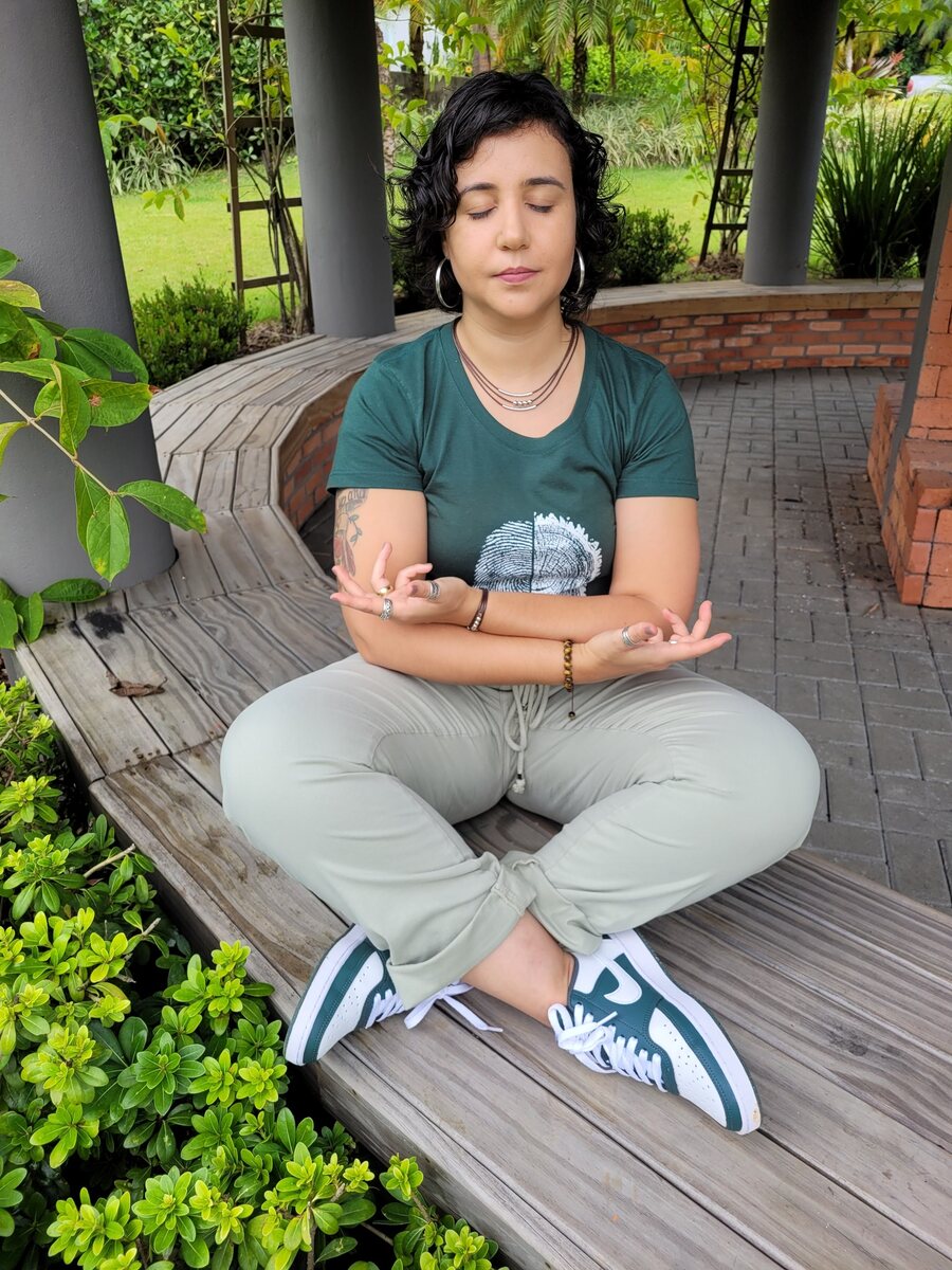 Cinthia Rufino em um momento de presença e meditação junto à natureza